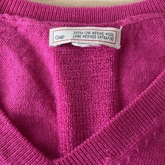 GAP Fuchsia Extra Fine Merino Wool V-neck Sweater US M - Picture 5 of 5